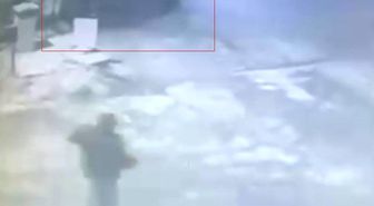 Beton bariyere çarpan otomobil kazası güvenlik kamerasında