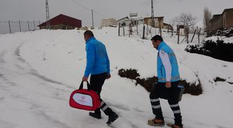 Bitlis'te zorlu kış şartlarında yatalak hastaya evde diş tedavisi