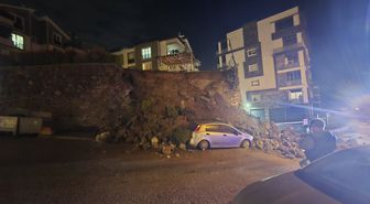 Bursa'da sitenin istinat duvarı çöktü; otomobil kullanılamaz hale geldi