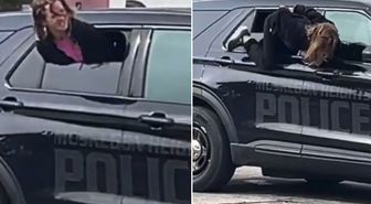 Elleri kelepçeli halde polis aracından böyle firar etti
