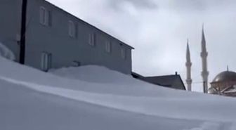 Gümüşhane'nin yaylalarında kar kalınlığı evlerin boyuna ulaştı