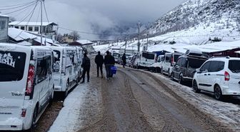 Irak sınırında 'sistem' çilesi: Vatandaşlar kar altında sabahlıyor