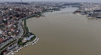 Sağanak sonrası İstanbul Boğazı'ndaki renk değişimi havadan görüntülendi