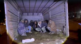 Kars'ta kamyonet kasasından 12 kaçak göçmen çıktı: 4 organizatör tutuklandı