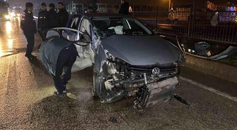 Kontrolden çıkan otomobil bariyerlere çarptı: 2 yaralı