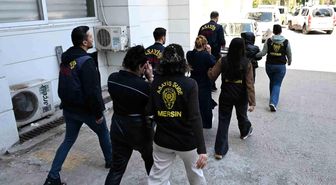 Mersin'de evleri soyan kadın hırsızlar minibüste polise yakalandı