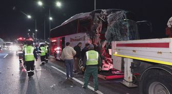 Sancaktepe'de seyir halindeki yolcu otobüsü TIR'a çarptı: 10 yaralı