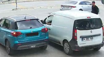Trafikte beyzbol sopalı saldırı kamerada