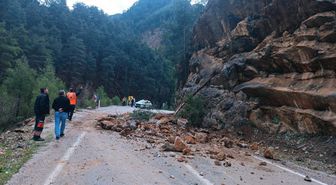 Adana'da Feke-Saimbeyli kara yolu heyelan nedeniyle kapandı