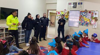 Ağrı'da polis ekipleri minik öğrencilerin misafiri oldu