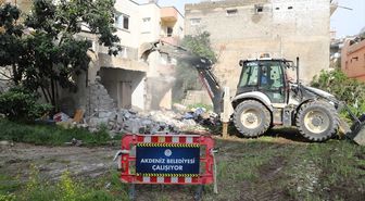 Akdeniz ilçesinde metruk binaların yıkımı sürüyor