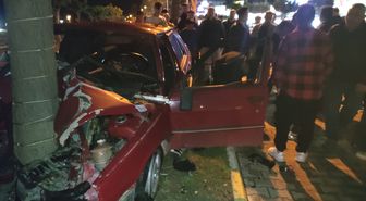 Alanya'da ağaca çarpan otomobilin sürücüsü yaralandı