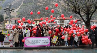Amasya'da anaokulu öğrencileri özel öğrencilerle balon uçurup pasta kesti