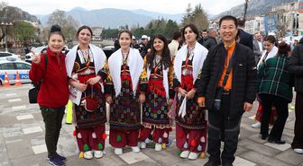 Amasya'da Dünya Otizm Farkındalık Günü'nde Güney Koreli turistin oynaması ilgi çekti