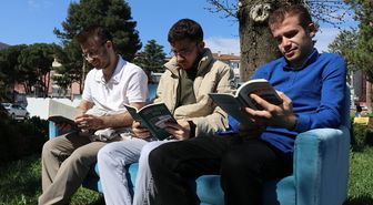 Amasya'da üniversite öğrencileri Kütüphaneler Haftası'nı bahçede kitap okuyarak kutladı