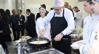 Amasya Üniversitesi Rektörü Turabi öğrencilerle birlikte yemek yaptı