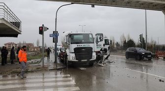 Ankara'da üç beton mikserinin karıştığı kazada 1 kişi yaralandı