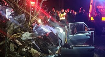 Antalya'da ağaca çarpan otomobildeki 2 kişi öldü, 2 kişi yaralandı
