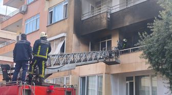 Antalya'da itfaiye ekipleri yangında baygın buldukları kediyi kalp masajıyla hayata döndürdü