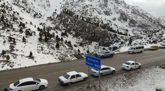 Antalya'nın Alacabel mevkisinde etkili olan kar yağışı ulaşımı aksattı