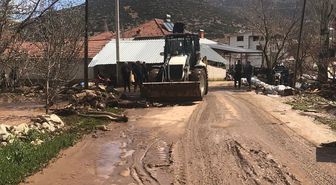 Antalya'nın Elmalı ilçesinde sağanak tarım arazilerine zarar verdi