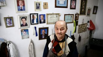 Ayakkabı tamircisi vefat eden dostlarının hatırasını fotoğraflarda yaşatıyor
