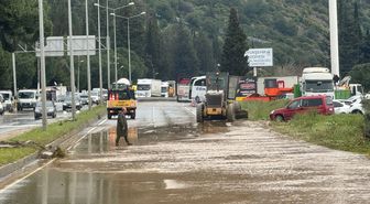 Aydın'da istinat duvarının çökmesi sonucu 2 araçta hasar oluştu