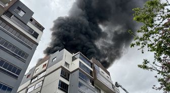 Bursa'da bir apartmanda çıkan yangına müdahale ediliyor