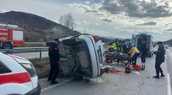 Çorum'da devrilen otomobildeki 3 kişi yaralandı