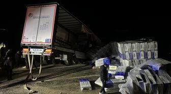 Çorum'da tırın devrilmesi sonucu Kırıkkale-Tokat kara yolu ulaşıma kapandı