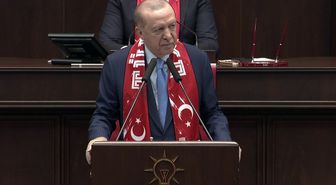 Cumhurbaşkanı Erdoğan grup toplantısına Ay Yıldızlı atkıyla katıldı, sözleri salonu coşturdu