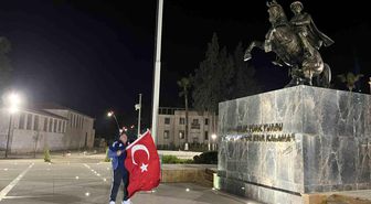 Dünya Kupası sevincini kent meydanında tek başına göz yaşları içerisinde yaşadı