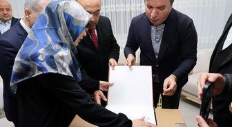 Erzincan Valisi Aydoğdu, görme engelli hafıza, Braille alfabeli Kur'an-ı Kerim hediye etti
