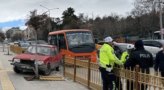 Erzurum'da otomobilin minibüsten inen yolculara çarpması sonucu 5 kişi yaralandı