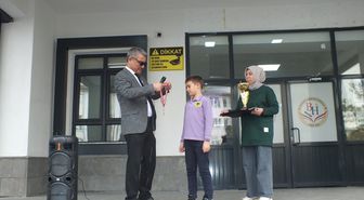 Eskrimde şampiyon Sivaslı sporcu, okulunda coşkuyla karşılandı