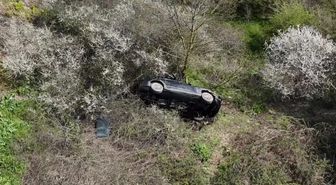 Eyüpsultan'da otomobil ormanlık alana uçtu; sürücü araçta sıkıştı