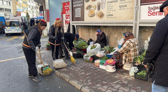 Giresun'un sokaklarının temizliğinde iki kadın işçi de görev alıyor