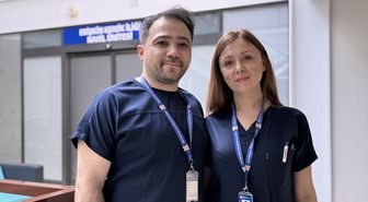 Hemşire çift tanıştıkları hastanede omuz omuza görev yapıyor