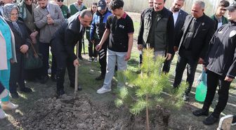 Iğdır Valisi Taşolar, kendisine CİMER'den ulaşan öğrenciyle fidan dikti