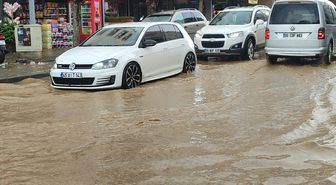 İzmir'in Ödemiş ilçesinde etkili olan sağanak hayatı olumsuz etkiledi