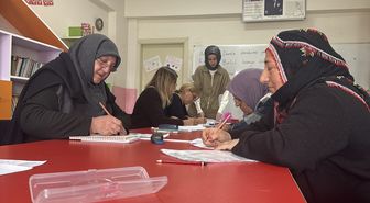 Kadın muhtar sayesinde nineler yıllar sonra okulun yolunu tutuyor