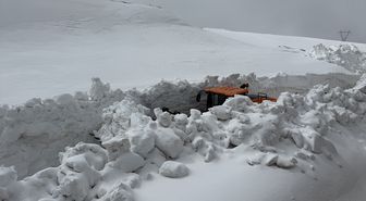 'Kar kaplanları' Erzincan'da metrelerce yükseklikteki karla mücadele ediyor