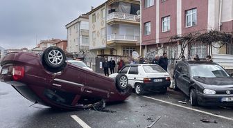 Kayseri'de park halindeki otomobile çarpıp devrilen araçtaki 2 kişi yaralandı