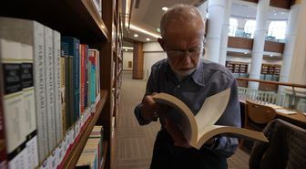 'Kitap kurdu' 76 yaşındaki emekli terzi gençlere örnek oluyor