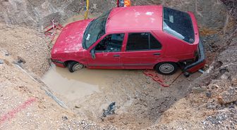 Kozan'da çukura düşen otomobilin sürücüsü yaralandı