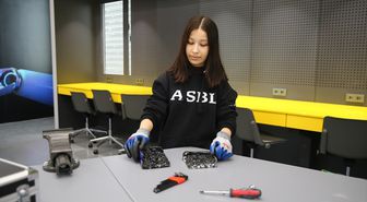 Lise öğrencisinin asfalt dayanıklılığını plastik atıklarla artırdığı projesi 4 ödül aldı