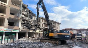 Malatya'da ağır hasarlı binaların yıkımı sürüyor