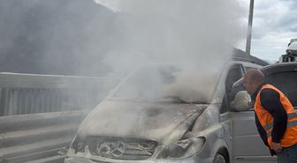 Motor kısmından alev alan minibüs yandı