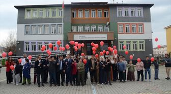 Muş'ta fidanlar toprakla buluşturuldu, gökyüzüne balonlar bırakıldı