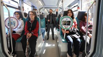 Öğrenciler toplu ulaşımda nezaket kurallarını uygulamalı öğreniyor